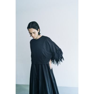 袖口にフェザーフリルが施されたボックス型のTシャツ　フェザーフリルカットソー