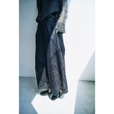 イスラミックの建築物やモスクのウィンドウからインスパイアされたオリジナルテキスタイルがランダムにパッチワークされたフレアパンツ　レースパッチワークパンツ