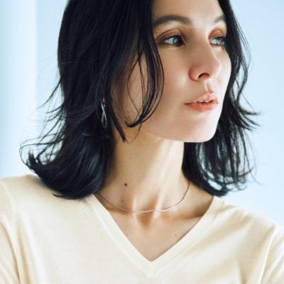 浅めのVネックが、首もとや鎖骨を美しく演出。上質素材だから、なめらかな肌ざわり
