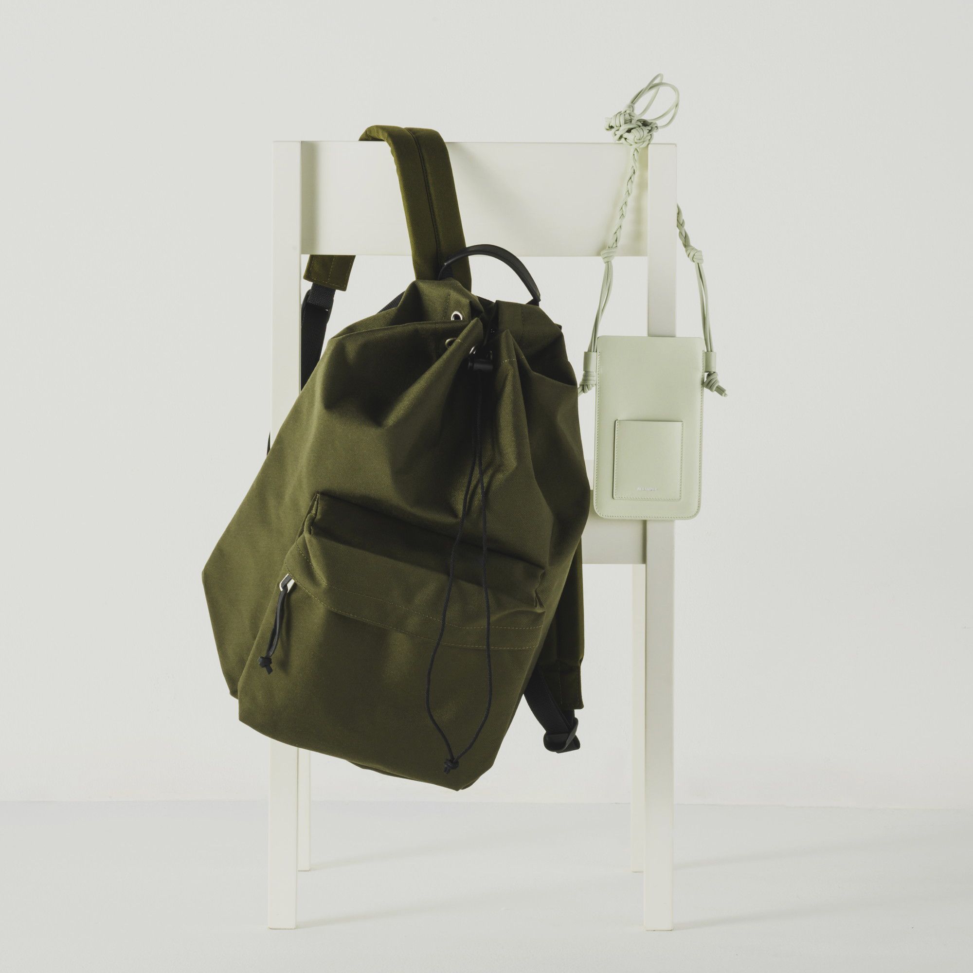 大 Aeta・BACKPACK DC：M・￥28,600　小 JIL SANDER・TANGLE PHONE SLEEVE・￥107,800