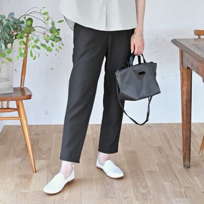 すっきりシルエットのテーパードパンツ – OURHOME