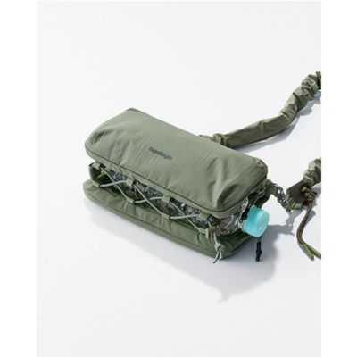 2�ɕ����ꂽ���[�X�y�[�X�̊Ԃ�500�`1000ml�̃{�g����܂肽���ݎP�����܂�a�V�ȍ\���B