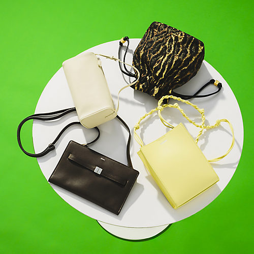 TOTEME・Belted leather cross-body・¥107,250 / THE ROW・90’S BAG・¥189,200 / GANNI・Pouch Metallic Cloque・¥33,550 / JIL SANDER・TANGLE SM・¥129,800