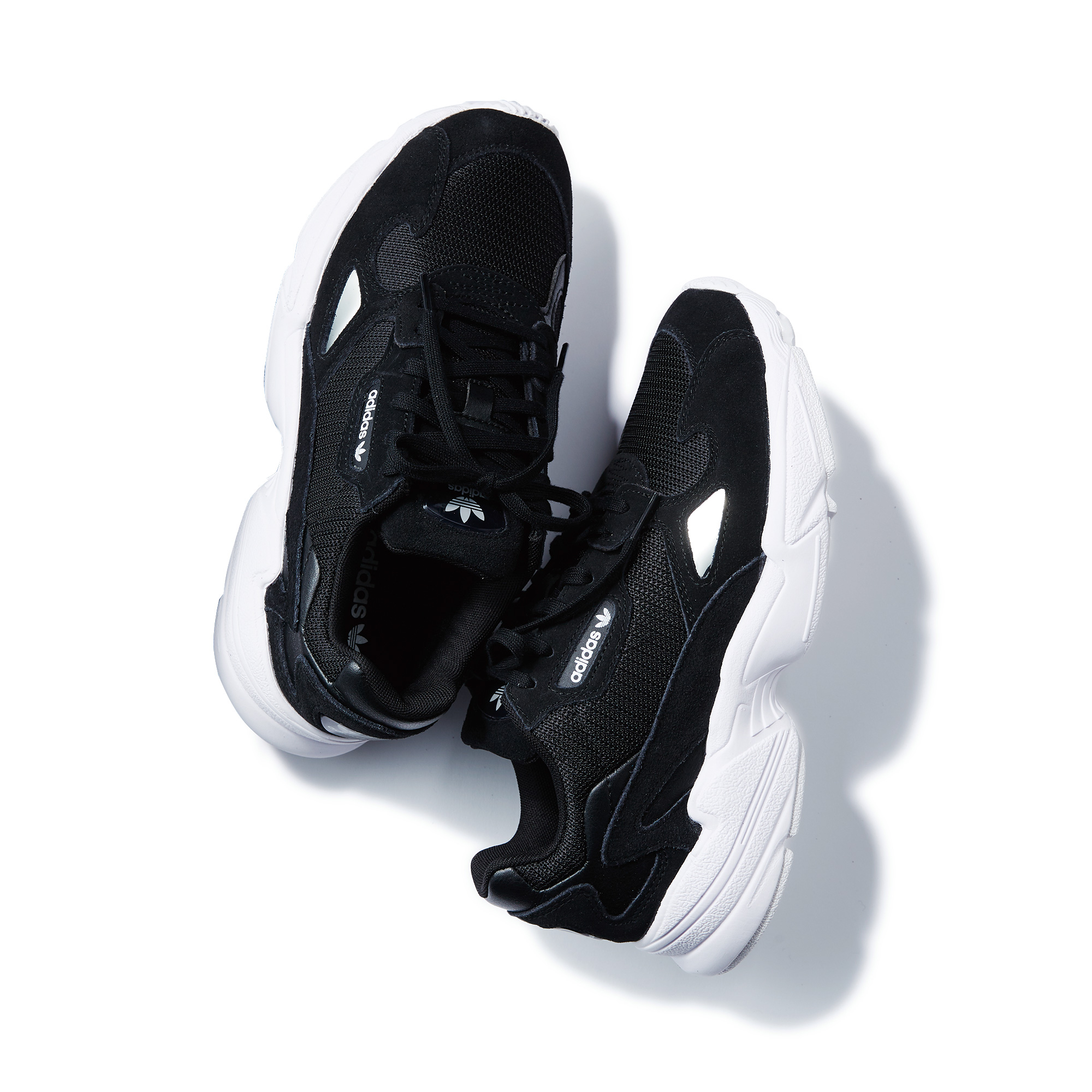歩きやすさとトレンドを備えた旬スニーカー adidasの新定番モデル