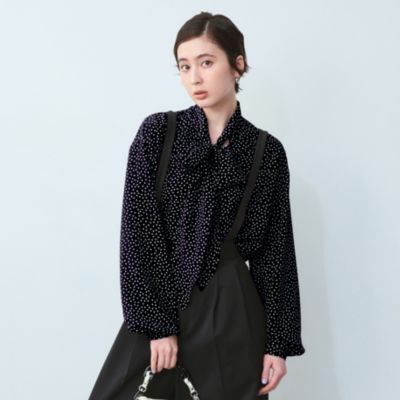 ネイビーベースで品よく華やぐ　【とろみ】【洗える】エレガントドット柄ボウタイブラウス