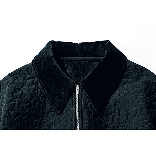 英国紳士が着るベロアの衿が、品のよさを引き立てます。