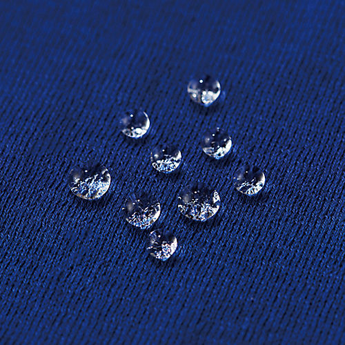 梅雨も猛暑も怖くない!さらりと涼やか快適素材でつくられた「大人のための機能服6選」【40代ファッション】