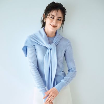 ベーシックなスカートスタイルも清涼感のあるカラーリングで印象的に　リブクルーネックニット