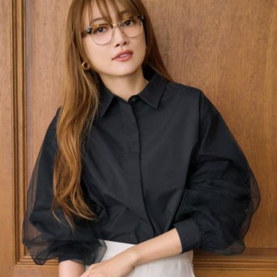 同色チュールのさりげない透け感が大人にはちょうどいい！　袖チュールシャツ