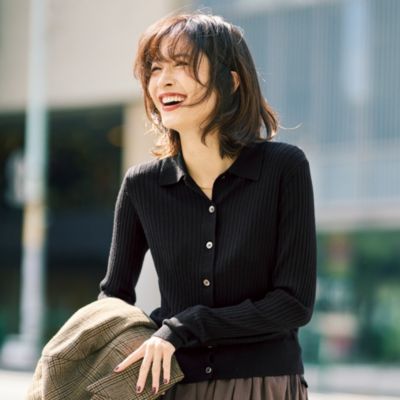 華やかなスカートと楽しむ日はシックな黒で大人に傾けて　襟つきリブニット