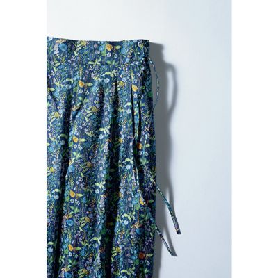 ウエストの左側に、フィット感の微調整とアクセント役を担う、共布の細リボンをセット。