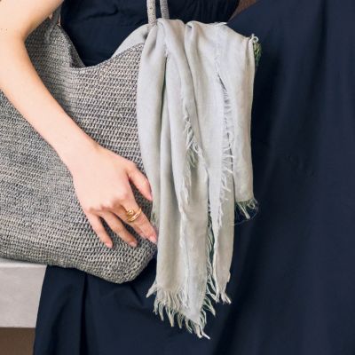 春は軽やかに巻いて、夏は冷房対策や日差しから肌を守る1枚としても使える！　リネンモダールシルクメランジュソリッドストール