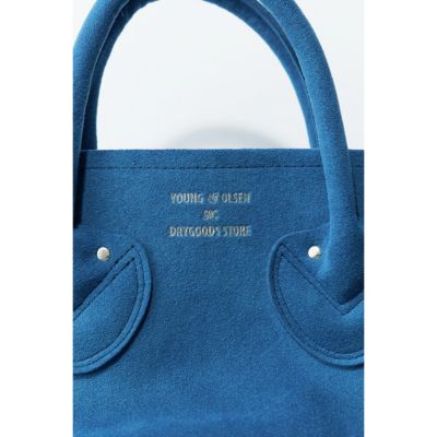 ゴールドカラーでおなじみのロゴは、「ULTRASUEDE(R)」のシリーズにだけクールなシルバーカラーを採用。