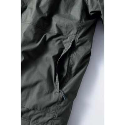 �O��Ɠ����Ɍv8�̃|�P�b�g�t���B�w�ʂ̑傫�ȃt�@�X�i�[�|�P�b�g�́A���E��������o������B