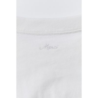 ����ɂ́uMerci�v�̎h���イ����B���n�Ɠ��F�̎��ł�������Ă��邽�߁A��i�ő�l���ۂ���ہB