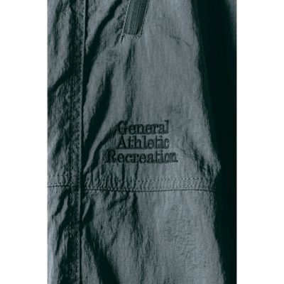 �E�̃|�P�b�g�������� �ɁA�p���c�Ɠ��n�F�̃_�[�N�O���[�̎h���イ�ŃV���[�Y�����I���B