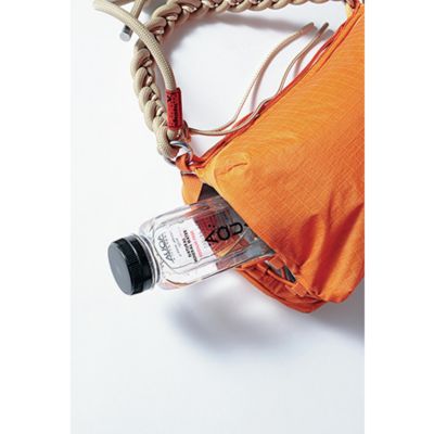 2�̎��[�X�y�[�X �̊Ԃɂ́A500���b�g���̃y�b�g�{�g�����]�T�Ŏ��� ��X�y�[�X���B