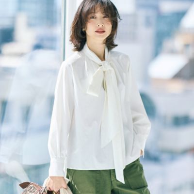 辛口なパンツにもなじむほんのりクールな表情が魅力　ハリ感ボウタイブラウス