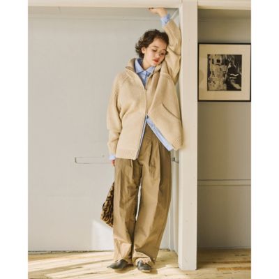 深めに入れたツータックでとにかく腰高＆脚長見え！　すっきり見えカーヴィーパンツ