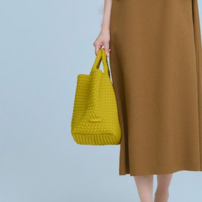 雨や汚れもサッと拭き取れる、ネオプレン素材が決め手！　St Barths Medium Tote