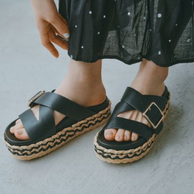 ジュートとレザーのコントラストが厚底の造形美をモードに昇華　厚底ジュートサンダル