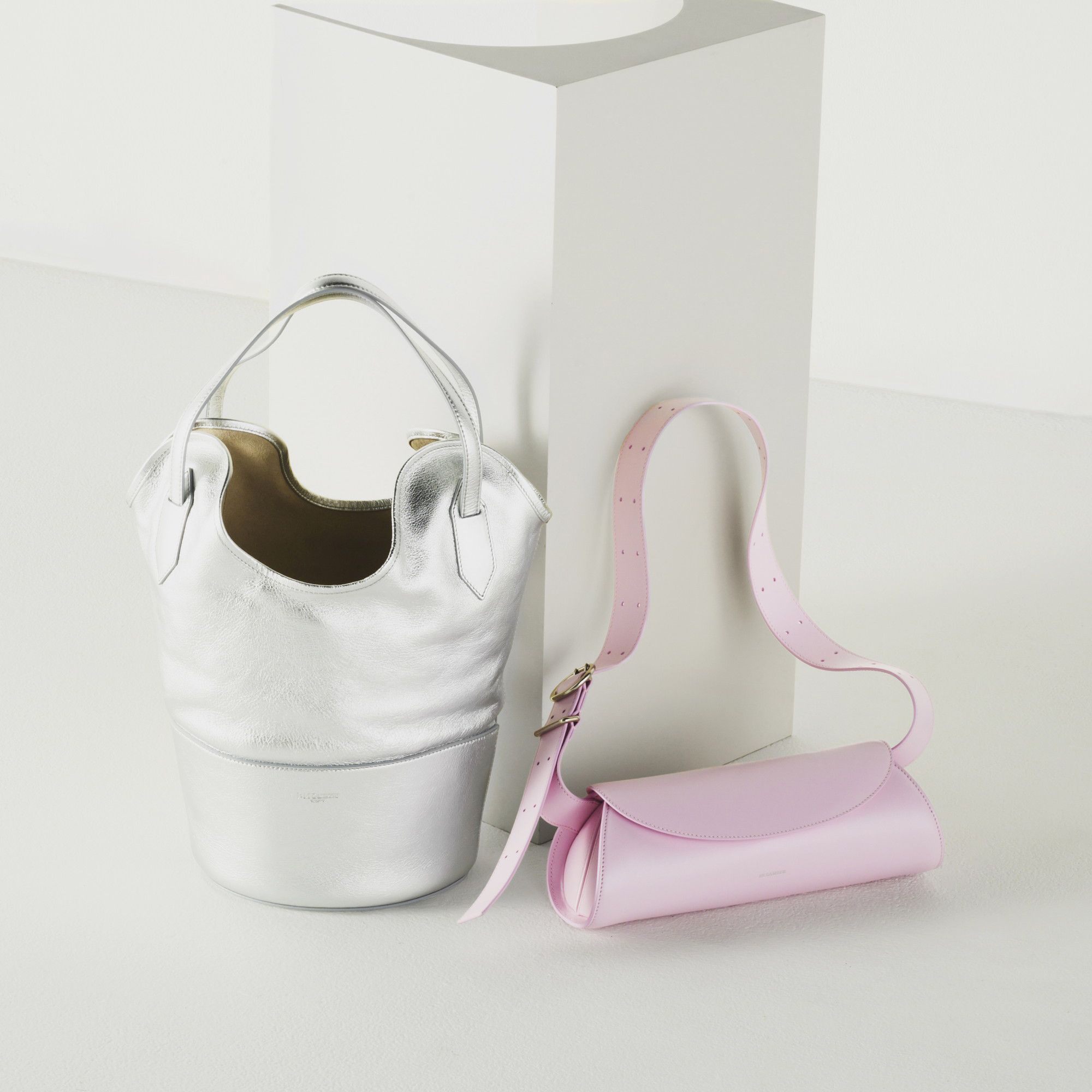 大 J&M DAVIDSON・RAY BUCKET S・￥171,600　小 JIL SANDER・CANNOLO SM・￥250,800