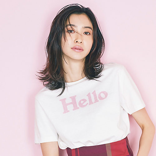 大ヒットロゴTシャツの新色は、大人可愛い“ほの甘ピンク”　HELLO CREW NECK TEE