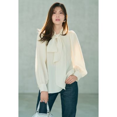 片方リボン結びのアレンジでほんのりハンサムなムードを備えて　【徳原文子さんコラボ】【洗える】シボ感ボウタイブラウス