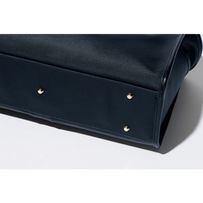 地面にも気兼ねなく置ける底鋲付き。