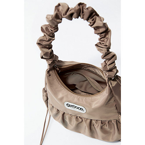 内側には、鍵やコイン、カードなどをしまうのに便利なジップポケット付き。