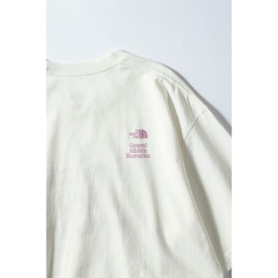 右の肩甲骨あたりにブランドとライン名のダブルロゴを配置し、後ろ姿もキャッチーに。