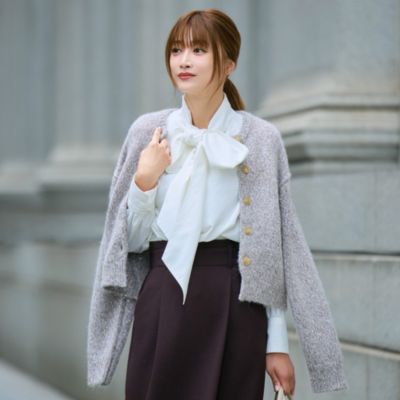 幅広でボリューム感のあるボウタイが圧倒的な可愛さと華やかさ　ハリ感ボウタイブラウス