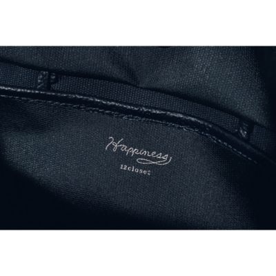 バッグを開けるたび気分を上げてくれる「Happiness」のロゴプリント。