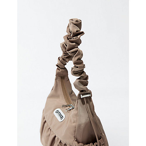 コードの金具を引くと、ショルダーストラップを最長110pまで伸ばすことが可能。