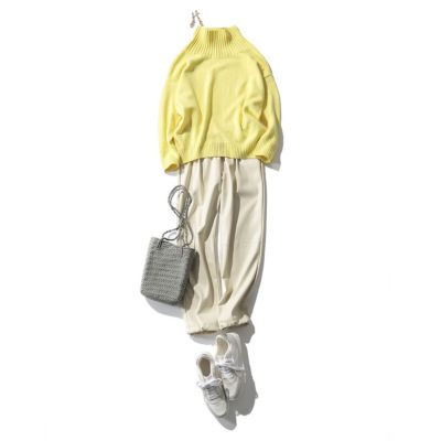 冬の旅行におすすめのきれいめカジュアル ｜黄色のセーター