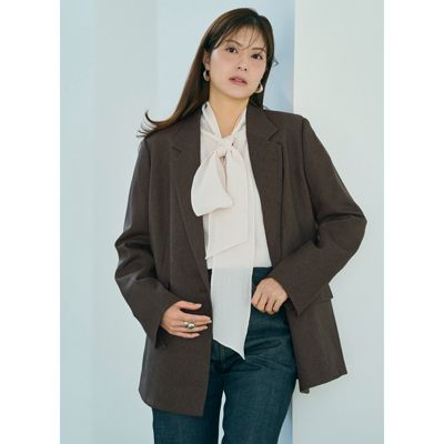 デイリーに楽しめる本格ジャケット、今年はブラウンで更新！　すっきり見えダブルテーラードジャケット