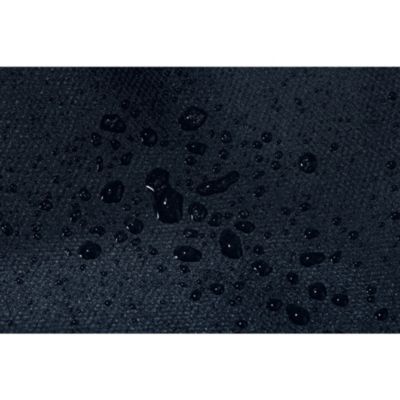 外側だけでなく内側ポケットや底にも撥水加工を施し、バッグ内の多少の水ぬれや液体漏れも安心。