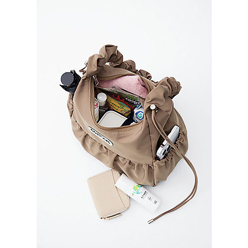 傘やボトル、スマホなどは、さっと出しやすいサイドポケットに入れて。