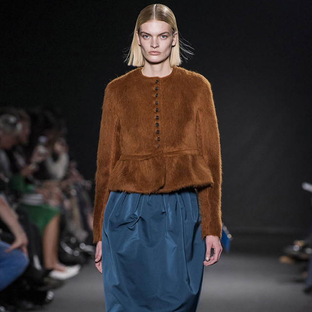 ���V���X