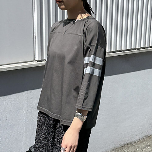 バイヤーのリアルなスナップでお届け!3シーズン通して一番使えるアイテム「大人のためのTシャツ5選」【40代ファッション】