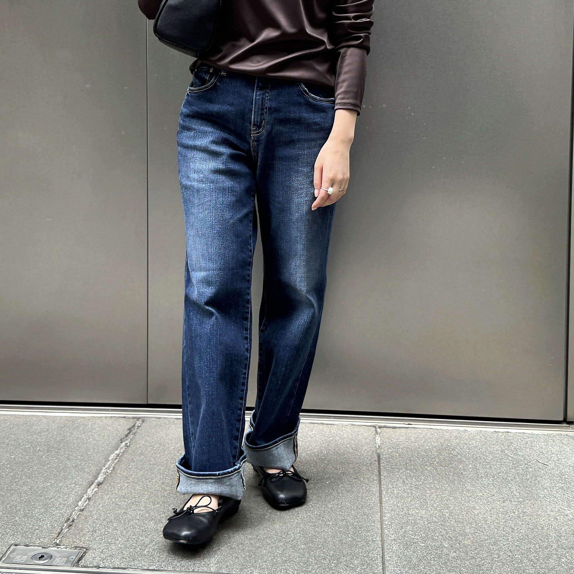 新色追加! 大人デニム「RED CARD TOKYO」のストレートをスタッフが身長別ではき比べ【40代ファッション】