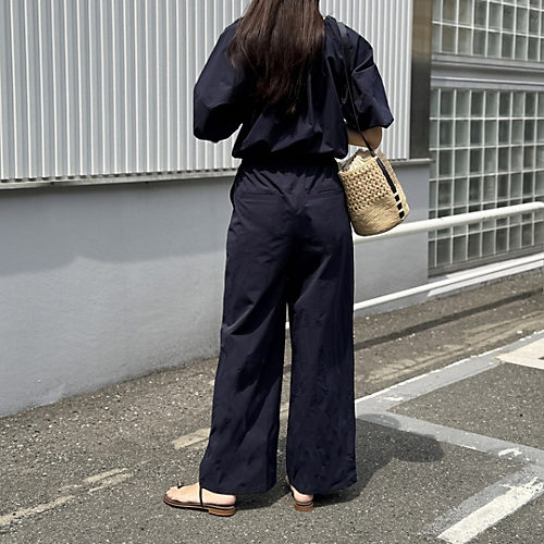 梅雨も猛暑も怖くない!さらりと涼やか快適素材でつくられた「大人のための機能服6選」【40代ファッション】