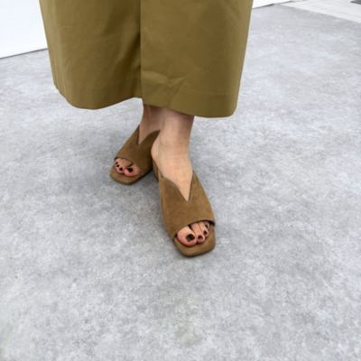 夏の足もとを涼しく、軽やかに魅せる最旬サンダル10選【40代ファッション】