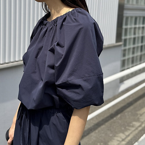 梅雨も猛暑も怖くない!さらりと涼やか快適素材でつくられた「大人のための機能服6選」【40代ファッション】