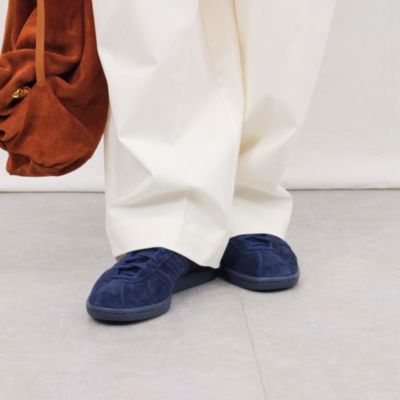 きれいめコーデを格上げする「adidas」大人の春スニーカー【40代ファッション】