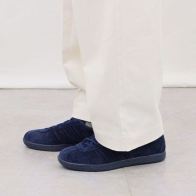 きれいめコーデを格上げする「adidas」大人の春スニーカー【40代ファッション】