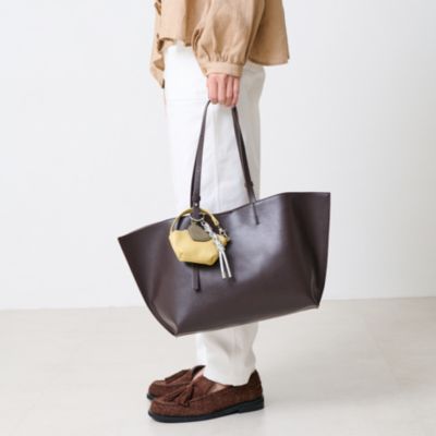 12closet(トゥエルブクローゼット)のチャーム付き 横長床革トート