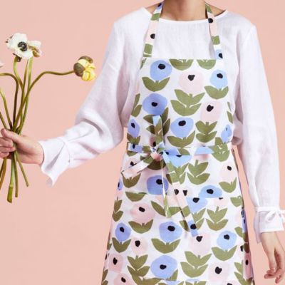 【新品】カウニステ　エプロン kauniste(カウニステ)のFlora エプロン （ブルー）通販 | 集英社