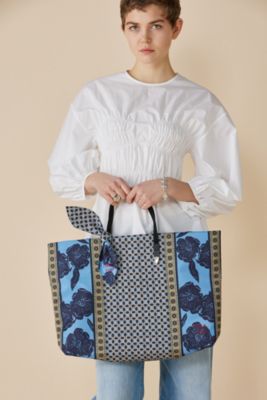 TOGA TOOプリントトートバッグ スカーフ柄　ストラップ付 TOGA TOO(トーガ トゥ)のPrint tote bag通販 | mirabella（ミラベラ