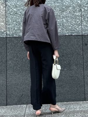 E by eclat(イーバイエクラ)の撥水ノーカラー袖ダーツブルゾン